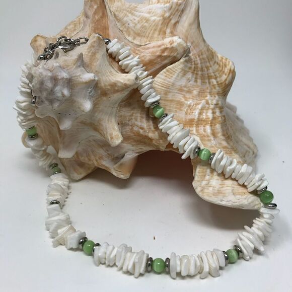 NWOT Shell with green and silver glass beads - Picture 4 of 4